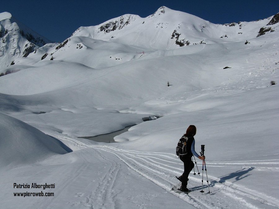 03-Un laghetto si sta formando dallo scioglimento della neve.JPG